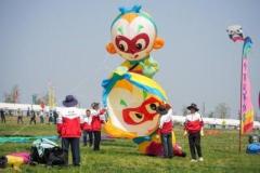 濰坊国際たこ揚げ祭り開催、空に舞うユニークなたこの数々―中国のイメージ画像