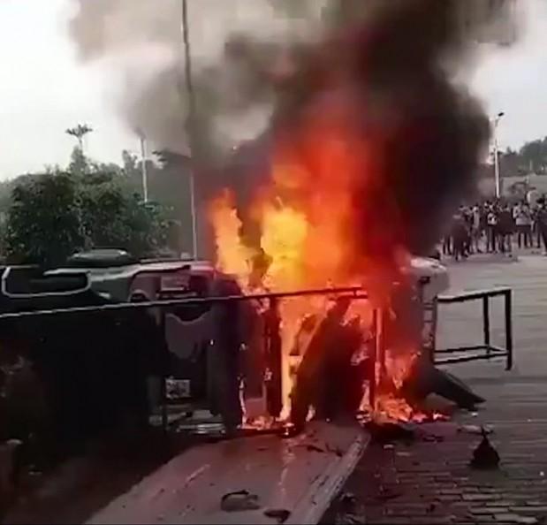 インドのiPhone工場で働く労働者に対し賃金未払いで抗議デモ　設備に放火まで