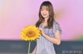 横田真悠、フリルドレスから素肌チラ..