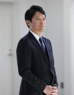 「首をつりますよ」と辞職を迫ると「メンタルヘルスケアを利用してください」と受け流され… 斎藤元彦知事の「最側近」の忠誠心を砕いた“ある出来事” 「知事を裏切ることも厭わない、という姿勢に」のイメージ画像