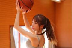 月野もも、CK下着でバスケに夢中…