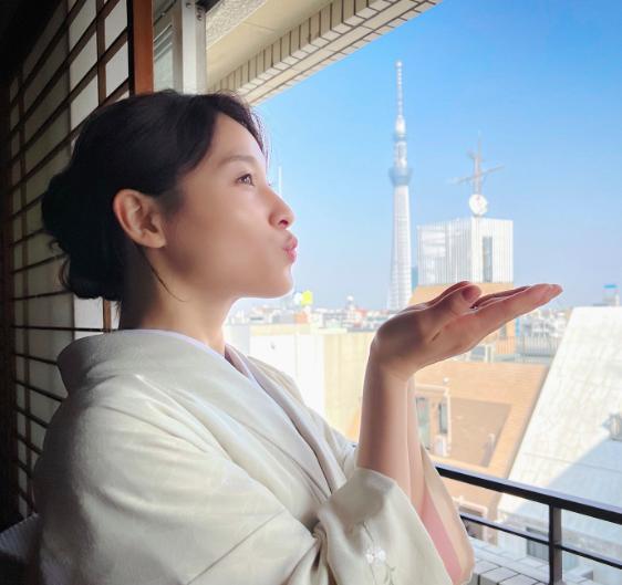 土屋太鳳、&quot;深山家&quot;美女3人組でエレガントにキメる！竹バックのゴージャスポーズが神々しい