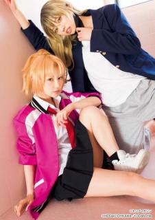 篠崎こころ＆高見奈央“ヤンキーヒロイン”に 制服コスプレで「ヤンマガ」登場