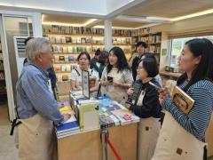 文在寅氏が「本屋番」の書店、開店1200日で62万8千人が来店＝韓国のイメージ画像