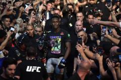 イスラエル・アデサンヤ、ロバート・ウィテカー戦でのUFCタイトル獲得時の印象的なウォークアウトを語るのイメージ画像