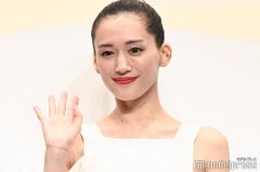 綾瀬はるか、美素肌輝く肩出しショット公開「女神」「息を呑む美しさ」と反響続々のイメージ画像