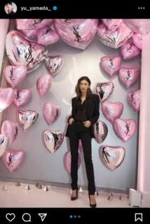 山田優、”超美脚”オールブラックコーデでパリ開催の『YSL LOVESHINE FACTORY』へ