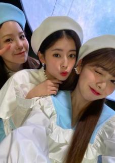 NiziU・ミイヒ、美人すぎる聖歌隊を結成？ベレー帽で密着"マリミ"が大優勝すぎる！