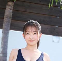 フロントに大きな穴が…“二刀流”グラドルが変型競泳水着姿で美ボディー披露のイメージ画像