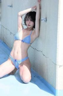 “日本で1番色白なグラドル”紅羽祐美、鼠径部露わなビキニ姿でシャワーを浴びる煽情的ショット披露のイメージ画像
