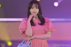 森香澄、制服姿で美脚披露「可愛すぎる」「似合ってる」の声