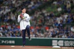 サッカー日本代表の森保一監督が始球式に登場！…ノーバン投球も「めちゃくちゃ悔しい」のイメージ画像