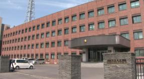【2400万円詐欺で受け子の27歳男を逮捕】総務省電波監理審議会・警視庁特捜本部・東京地検を名乗る男ら『口座が詐欺に悪用。潔白証明するため現金送れ』と70代女性だまし宅配便で送付させる【旭川東署】