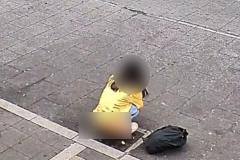 《デニムの短パンと黒い下着を急にズリ下げ…》早朝の歌舞伎町でロングヘア女性が“路上放尿か”と騒動に…下半身をさらすも、警察官らは注意せず【ネット騒然】のイメージ画像