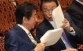 安倍・麻生コンビ「縁故主義ムキ出し..