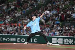西武、FLOWがセレモニアルピッチ「マウンドからホームベースは遠かったですね」