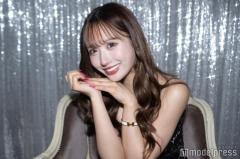 伊藤桃々、ベアトップで美デコルテ披露「セクシー」「ぱっつん雰囲気変わる」の声