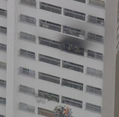 新宿区の都営アパートで火災 2人逃げ遅れとの情報 ポンプ車など25台が出動 東京都