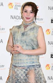 ＜仲里依紗＞透け感たっぷりドレスで美脚を披露 デニムでモードな雰囲気に 2170万円のネックレスが映えるのイメージ画像