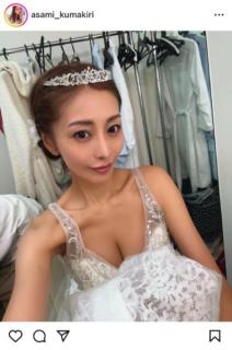 「胸ムキムキじゃね！？」熊切あさ美、谷間くっきりのセクシー花嫁姿にファン騒然