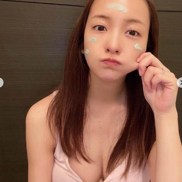 板野友美、胸の谷間ショット公開で批判殺到「旦那さんがかわいそう」