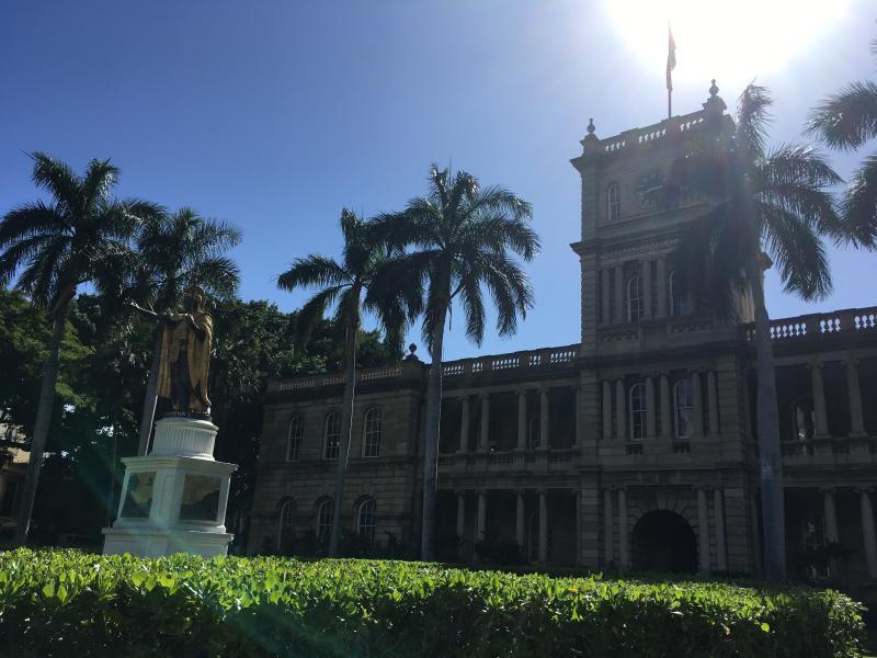 ヤシの木とカメハメハ大王像のイメージ画像