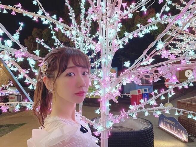 柏木由紀、夜桜バックの幻想的な姿に大反響「まるで天使」「この顔なんや？」