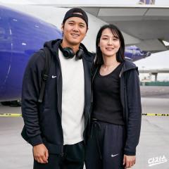 大谷翔平選手、“妻”との2ショット公開 ウェア・スニーカー・ヘッドフォン…着用アイテムも話題で“特定班”ざわつく「お揃いかな？」「私も欲しい」