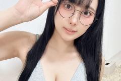 浅川まりな、ドデカ眼鏡っ娘
