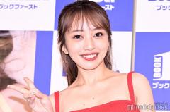 AKB48向井地美音、美肩＆ウエスト際立つオフショル姿 “ギャル風”コーデに「可愛すぎる」「スタイル抜群」と反響