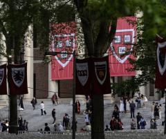 トランプ政権の圧力に屈するな、ハーバード卒業生らが大学に呼びかけ