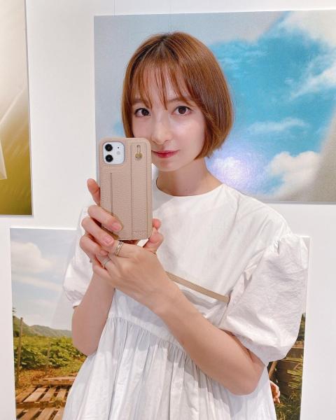 篠田麻里子、脚長すぎ！？故郷福岡の絶景スポットで圧倒的プロポーション！