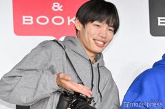 かが屋・加賀、中森明菜からハグされる密着ショット公開「戸惑ってるの可愛い」「信頼関係伝わる」の声