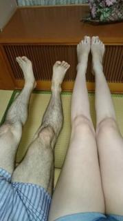 男の脚と女の脚のイメージ画像