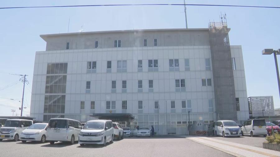 泊まりに来た妻の友人の20代女性に突然抱きつき、胸を揉んだ疑い 国税調査官の男(32)を逮捕