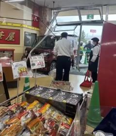 80代運転「アクセル踏んでサイドブレーキを下げたら急発進」スーパーに突っ込む けが人なし 熊本