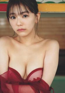 大熊杏優、赤の透け感衣装で大人の表情 透明素肌も際立つ