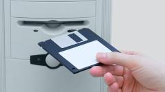 フロッピーディスクが衰退した理由と「それでも古い業種で使われ続ける理由」のイメージ画像