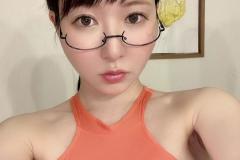 雨宮留菜、メガネずり落ちド迫力バスト