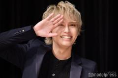 手越祐也「news zero」に“見切れ”話題に MLB東京シリーズ観戦で本人反応「目立つなー俺」のイメージ画像