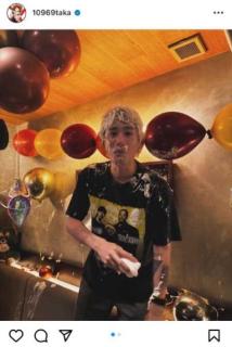 ”イケおじ目指す”ONE OK ROCK・Taka、36歳の誕生日迎えクリームだらけのショット披露し大反響のイメージ画像