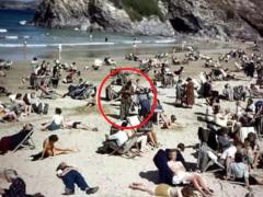 1940年代のビーチの写真から“スマホを持つ場違いな格好”をした「タイムトラベラー」発見！？のイメージ画像