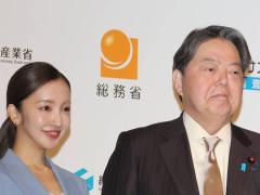 林総務大臣が板野友美を「ともちん」呼び！“経済の国勢調査”広報イベントで衝撃の一幕のイメージ画像