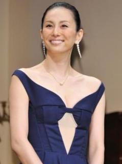 米倉涼子 “紫の蝶”変身で谷間チラリの妖艶ショット公開、“再出発”もテレ朝局内で進む『ドクターX』の“後継探し”のイメージ画像