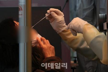 韓国の新型コロナ新規感染者574人、祝日で検査数減少も「拡散傾向」依然続く