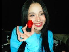 TWICE・チェヨン、イチゴを頬張る無邪気な天使！"イチゴ姫"の全開笑顔が眩しい