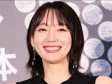 ＜吉岡里帆＞美肌輝くブラックミニドレスで魅了 「すべてが最高」「破壊力やばいな」の声