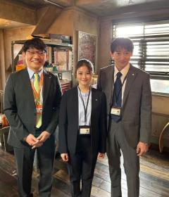 今田美桜、スーツ×まとめ髪が大人っぽ！「花咲舞が黙ってない」山本耕史&飯尾和樹とニコニコ笑顔