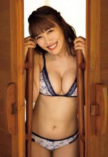 高城れに、豊満バストで悩殺 ランジェリー姿で魅了