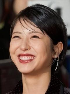 浜辺美波、ノースリーブ姿で微笑む写真と共に26歳誕生日を報告 「かわいすぎる」「お誕生日おめでとう」と反響のイメージ画像